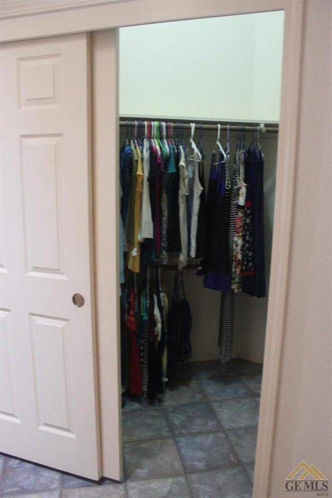 Building Photo - Spacious 4 Bedroom / 2 Bathroom House in T...