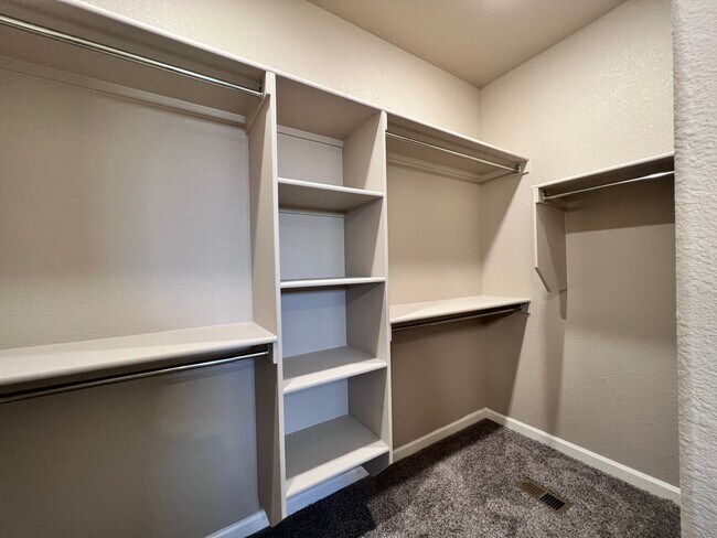 Building Photo - Upper Valley 3 Bedroom 2.5 Bath Townhome