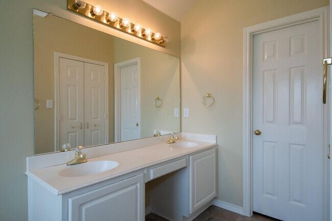 Building Photo - Adorable single story 3/2- Plano