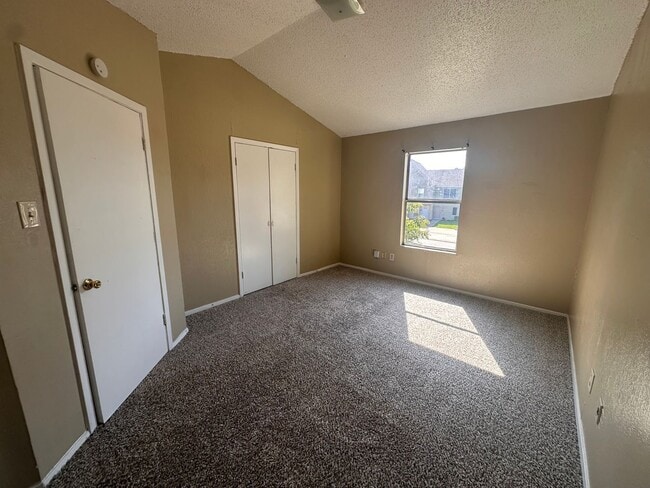 Building Photo - Spacious 2 story townhouse with fenced yard!