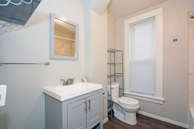 Building Photo - 3-Bedroom 1-Bathroom Unit Available Now in Minneapolis!