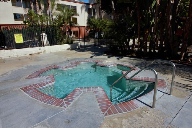 Building Photo - 1 Bedroom Condo For Lease in Fullerton