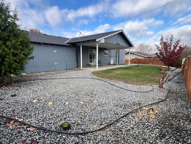 Building Photo - SPACIOUS 4 bed/2 bath home in desired location with double garage, fenced back yard!