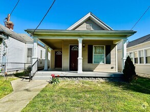 Building Photo - Three bedroom house close to the Universit...