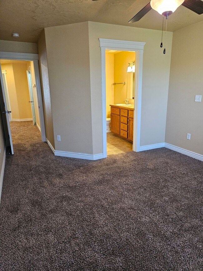 Building Photo - 3/2.5 in Boise-2 Car Garage, Fireplace, Vaulted Ceilings, Landscaping Included.