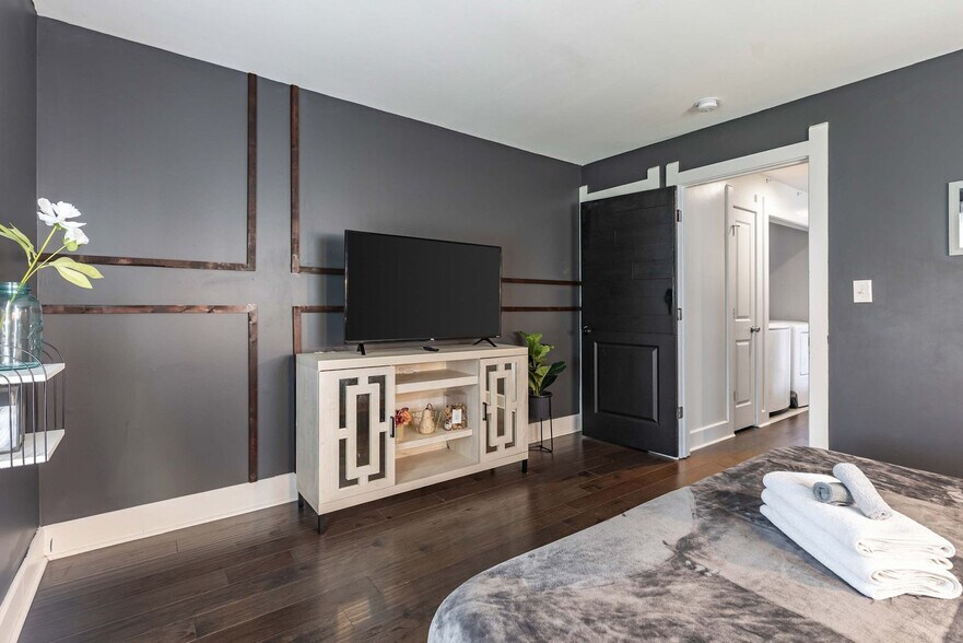 Building Photo - 3203 Sutherland Ave