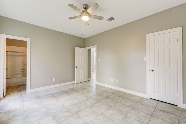 Building Photo - Spacious Montrose Townhome with Natural Li...