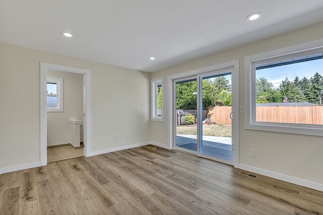 Building Photo - Freshly Remodeled Burien Rambler