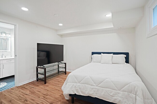 Building Photo - 6607 Lone Oak Dr