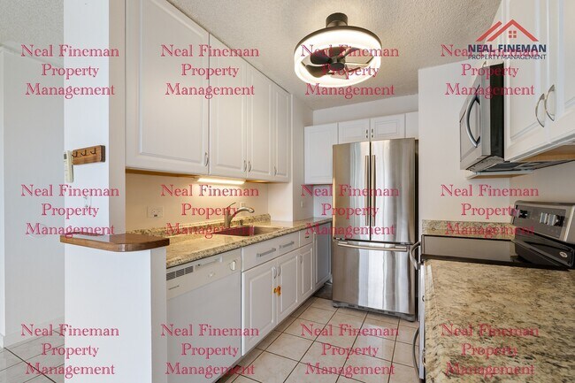 Building Photo - 2 Bed 2 Bath, One parking. Tenant pay all ...