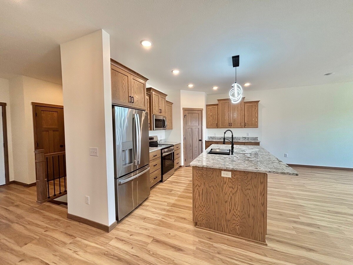 Building Photo - 575 Main St W