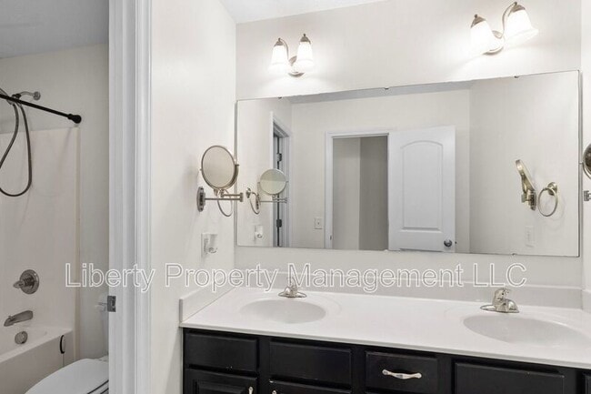 Building Photo - 146 Trenton Pl