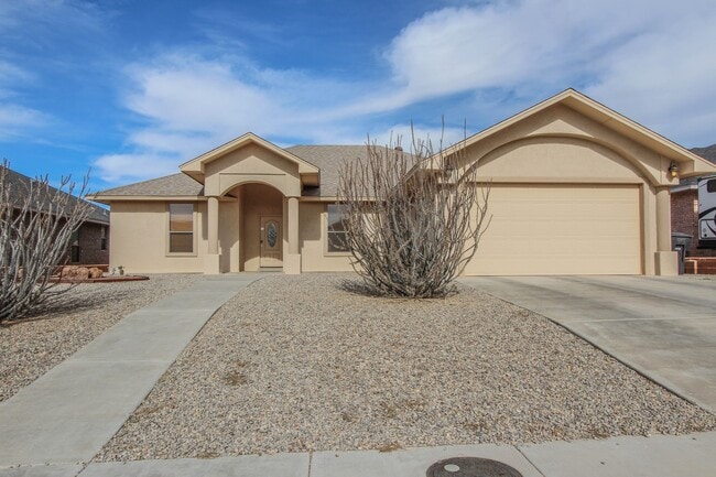 Building Photo - Plenty of space with this 4 Bedroom, 2 Bat...