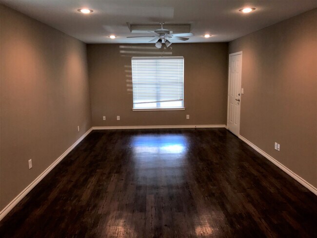 Building Photo - 4271 Castlegate Dr