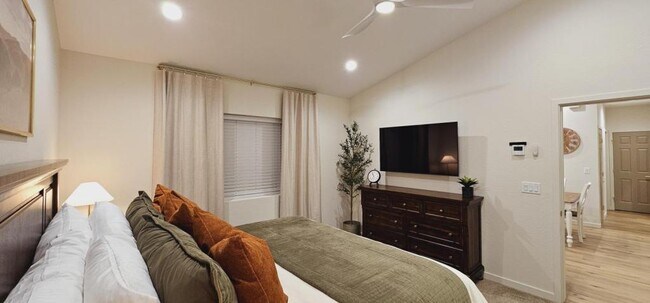 Building Photo - 731 W 6th S St