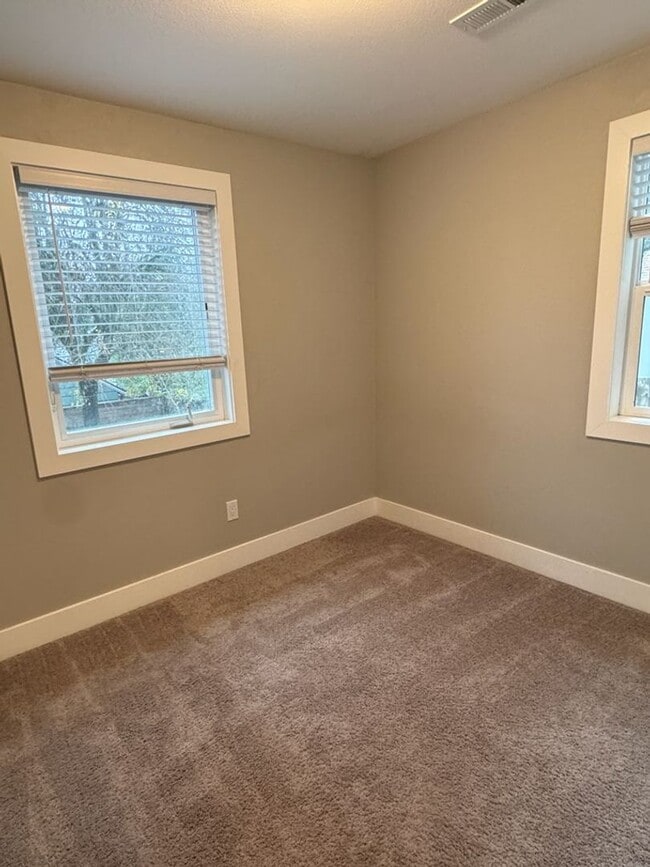 Building Photo - 1132000