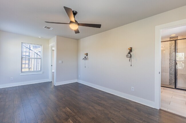 Building Photo - 130 Rose Ln