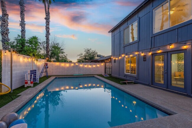 Building Photo - 3733 E Dahlia Dr