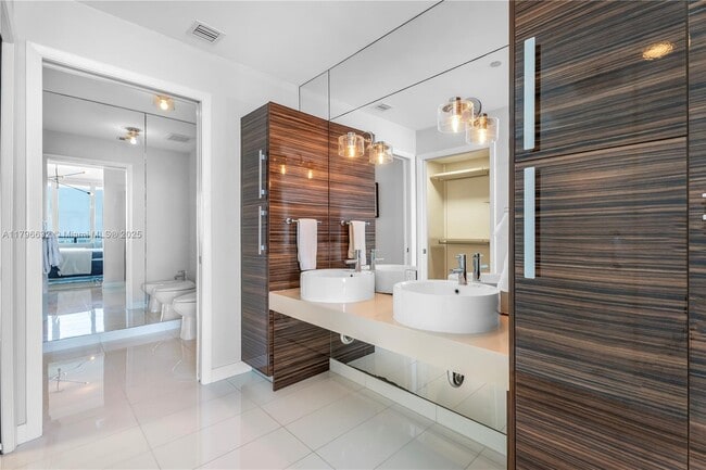 Building Photo - 2020 N Bayshore Dr