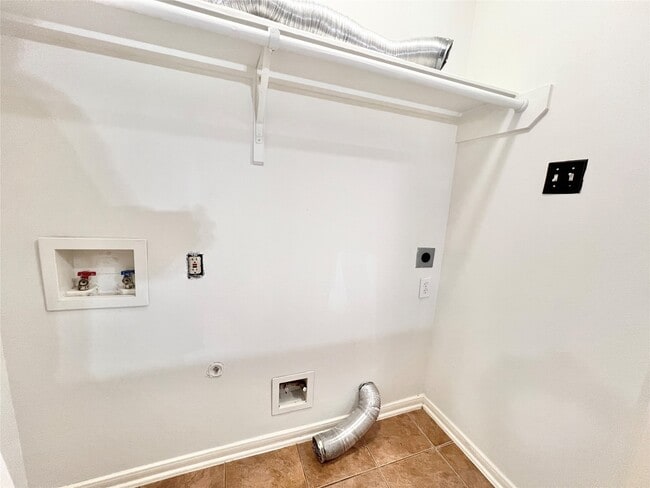 Building Photo - 815 Forest Ivy Ln