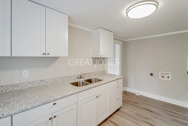 Building Photo - 608 77th Way S