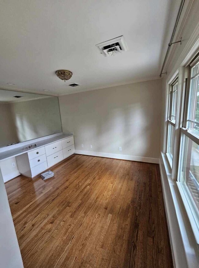 Building Photo - 217 Windsor Rd