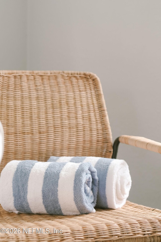 Building Photo - 212 Oak St