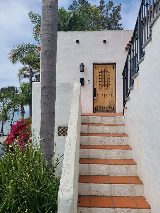 Building Photo - Charming 2 Bed 1 bath "fully furnished monthly rental" in La Jolla Village.