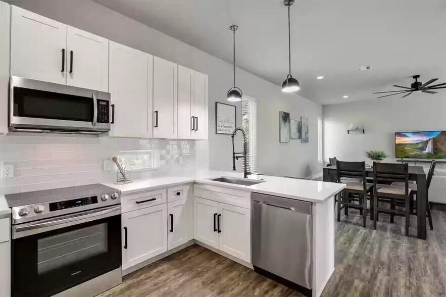 Building Photo - 4911 Alton Ave