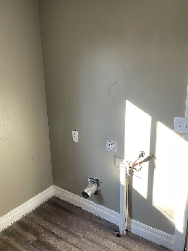 Building Photo - 2627 Fees S