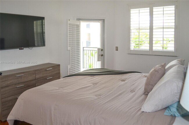 Building Photo - 3255 NE 184th St