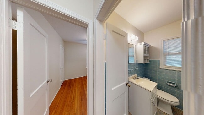 Building Photo - Charming 2 Bedroom/ 1 Bathroom Home with D...