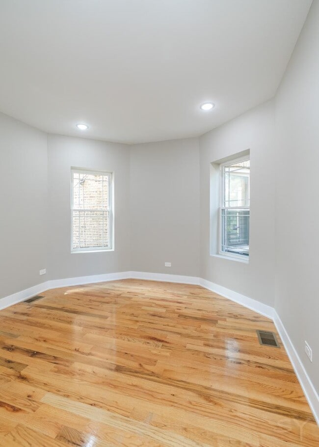 Building Photo - 3 bedroom in Chicago IL 60637