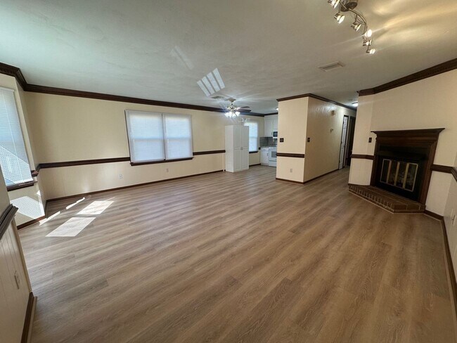 Building Photo - 2 Bed 2 Bath Townhouse