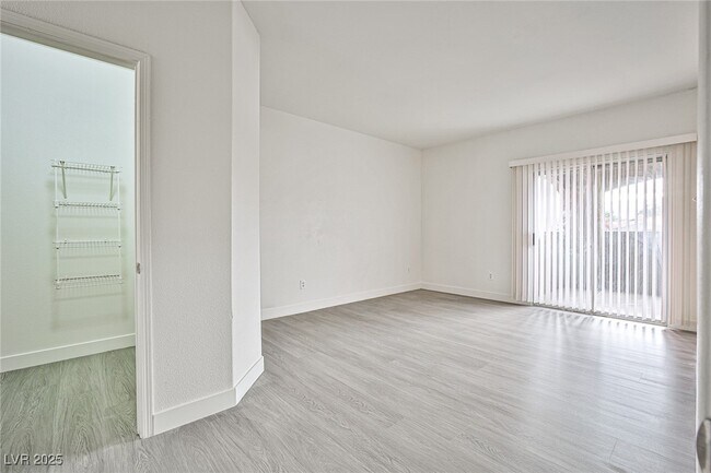 Building Photo - 5525 W Flamingo Rd