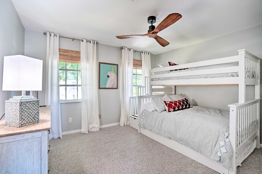 Building Photo - 215 Bobolink Way