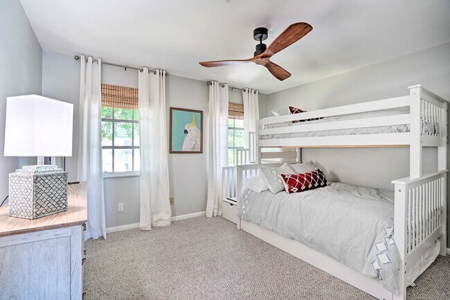 Building Photo - 215 Bobolink Way