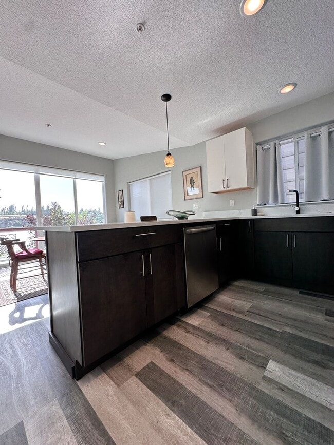 Building Photo - ***MOVE-IN SPECIAL***  Fully Furnished 2 B...