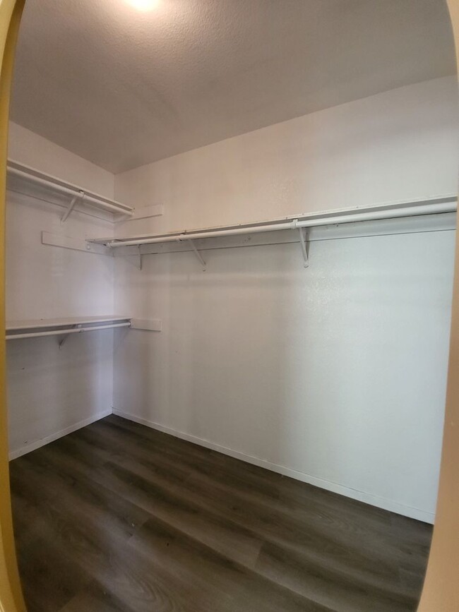 Building Photo - Beautiful home well maintained 4 Bedroom 3...