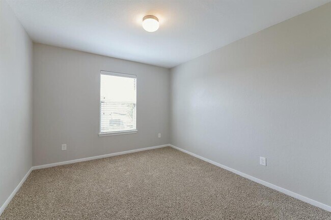 Building Photo - 2811 Roaring Oaks Ln