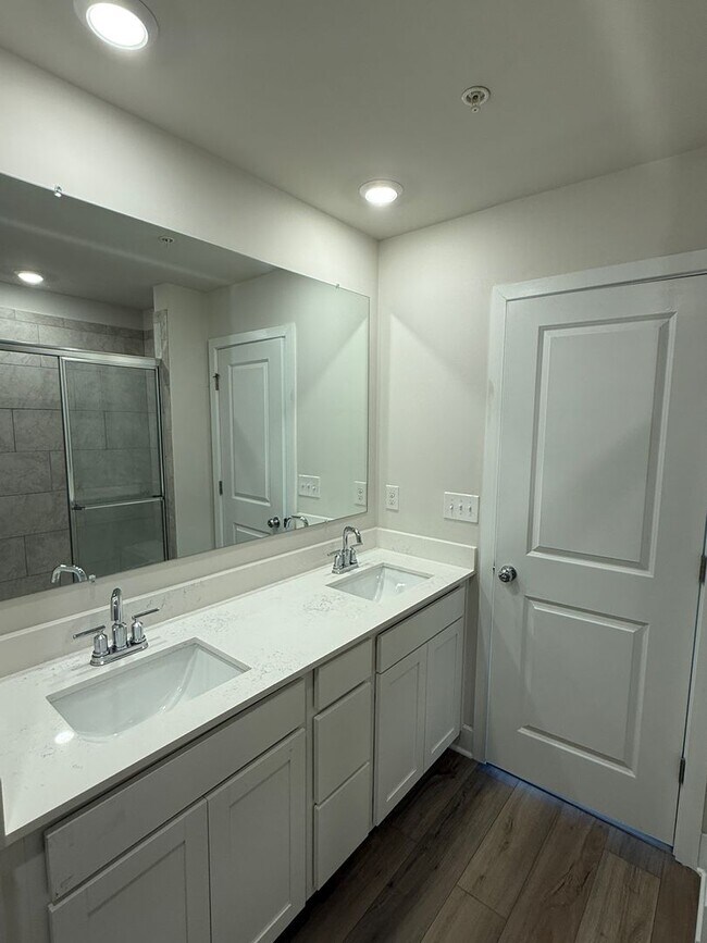 Building Photo - 1670 Lake Placid Dr