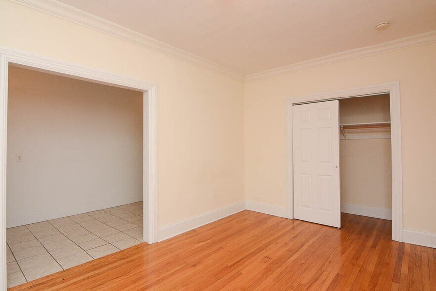 Building Photo - 2704 N Sawyer Ave