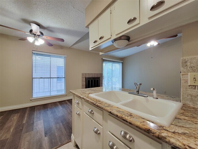 Building Photo - 700 Thicket Ln