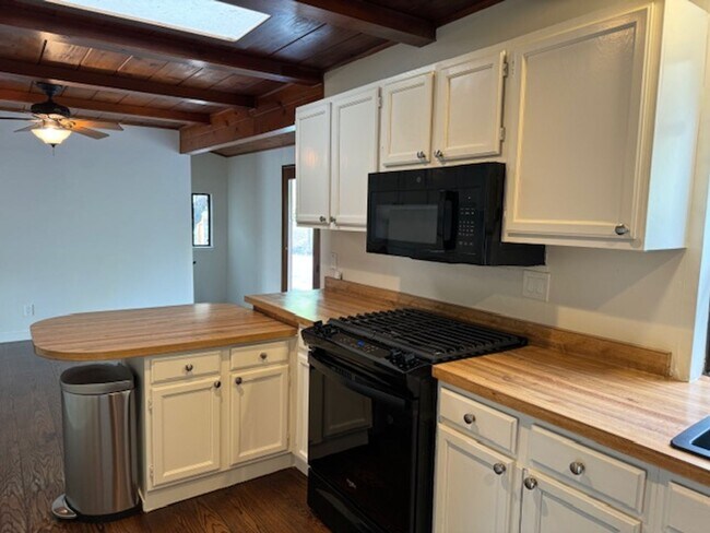 Building Photo - Wonderful 2 story home in Orinda