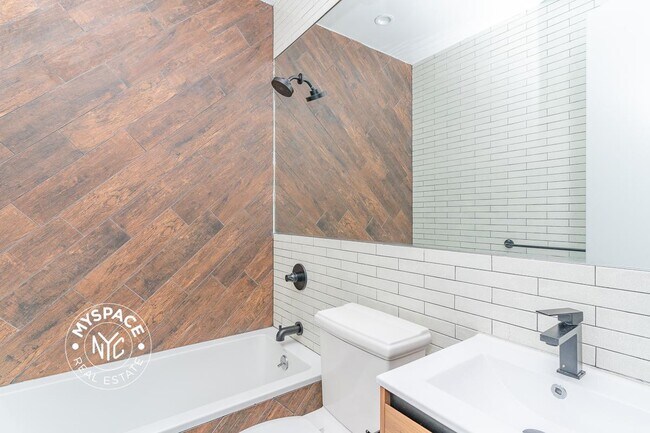 Building Photo - 644 Lorimer St