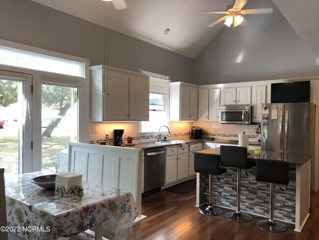 Building Photo - 534 Neptune Dr