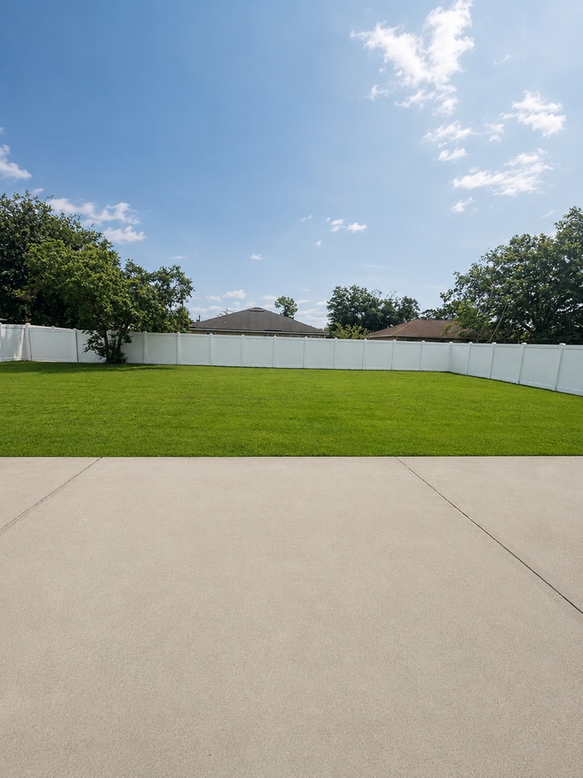 Building Photo - Nice 3 Bedroom 2 Bath Fenced in yard!