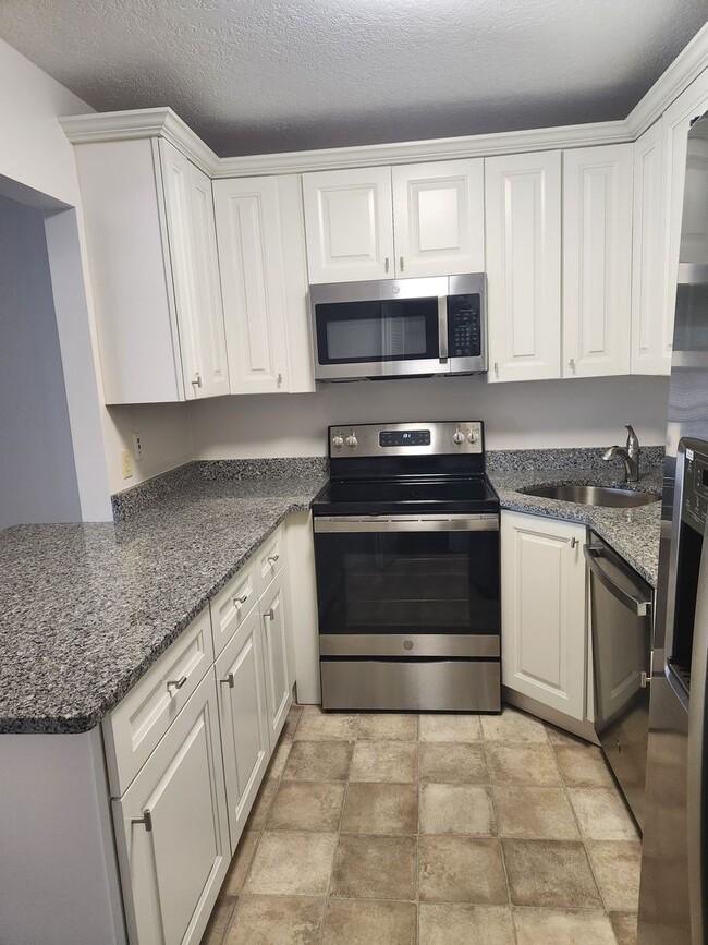 Building Photo - 1485 SW Silver Pine Way