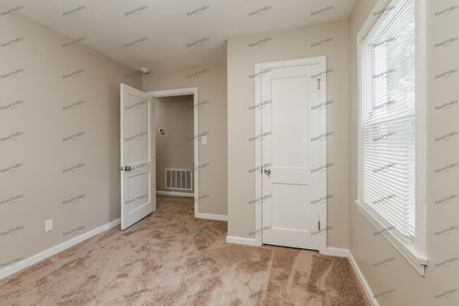 Building Photo - 1512 Sharon Dr