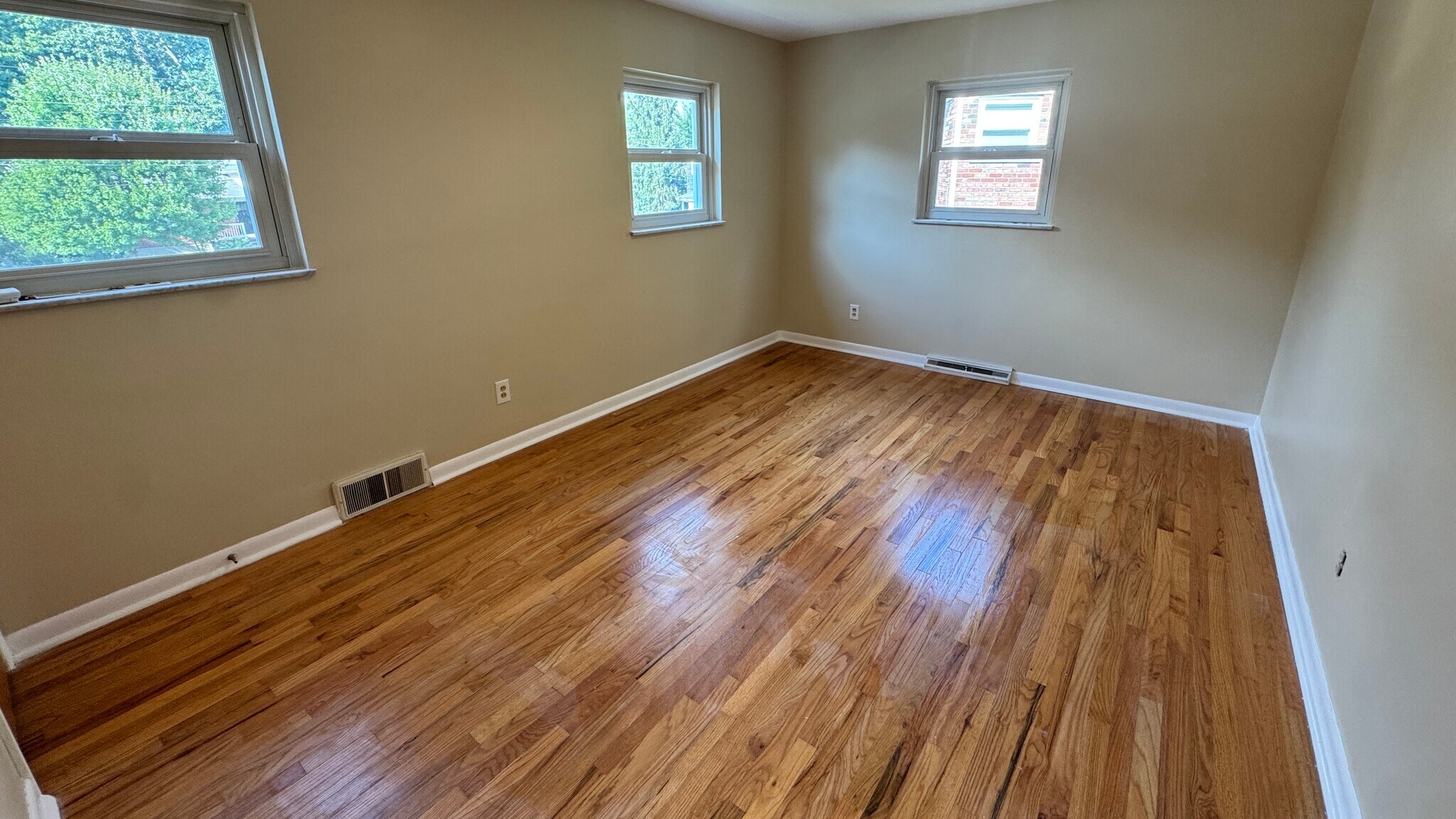 Building Photo - 1886 Kingsway Ct